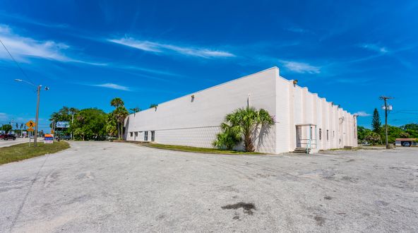 Freestanding Building on Lit Corner: 660 Mason Avenue, Daytona Beach, FL 32117